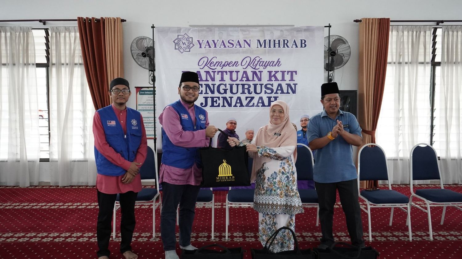 Program penyerahan kit pengurusan jenazah di dewan komuniti