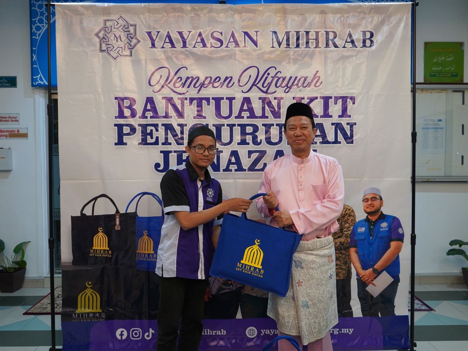 Agihan kit pengurusan jenazah kepada komuniti di dewan