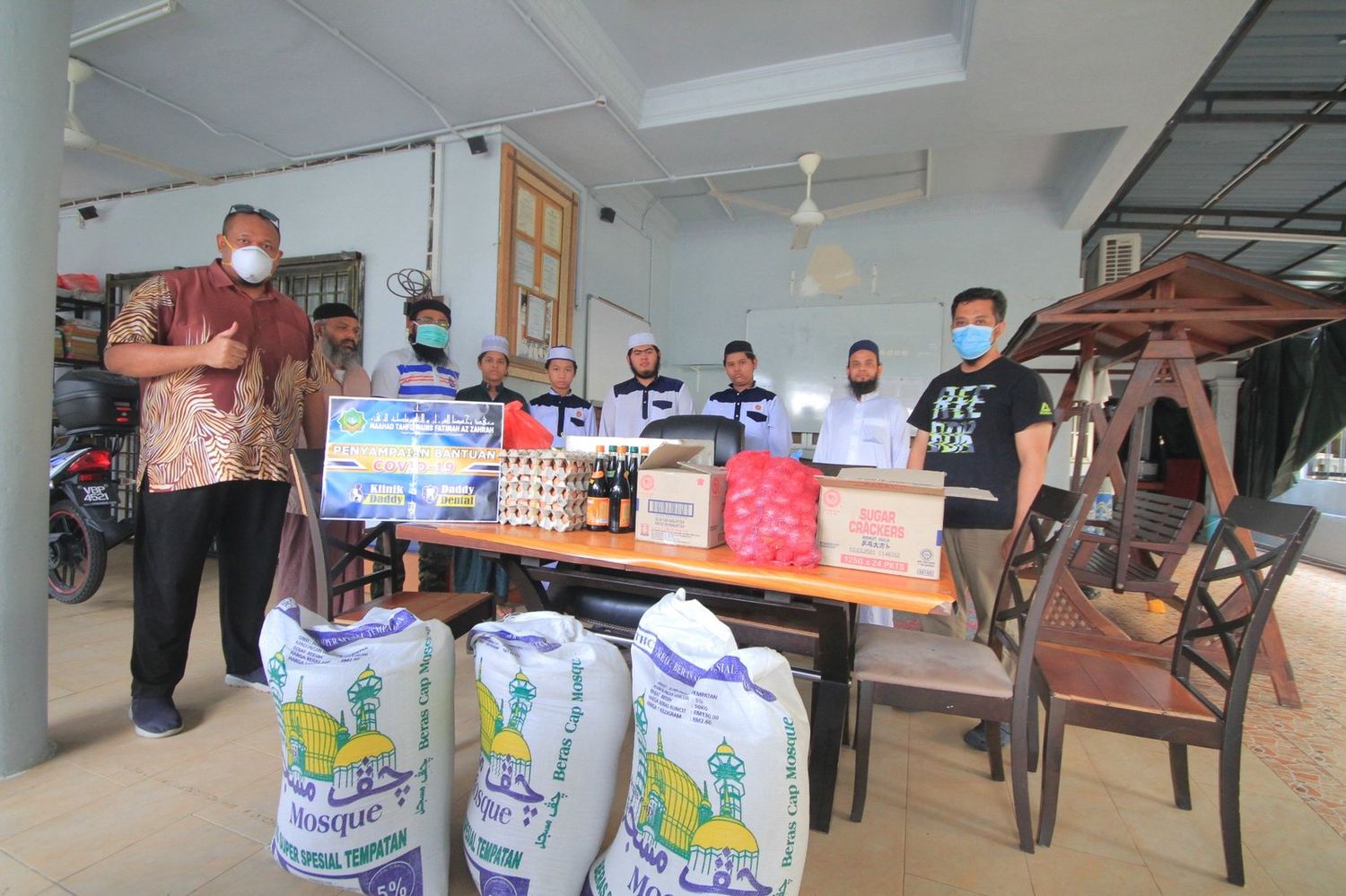 Barangan makanan dan keperluan asas untuk bantuan komuniti