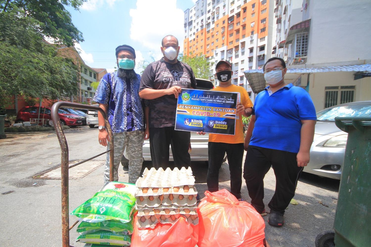 Agihan bantuan makanan kepada komuniti di kawasan bandar