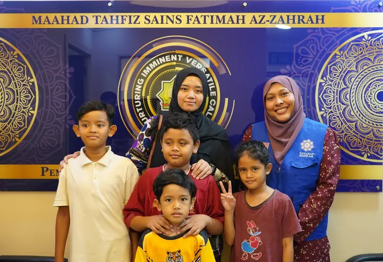 Penyerahan bantuan pendidikan Yayasan Mihrab