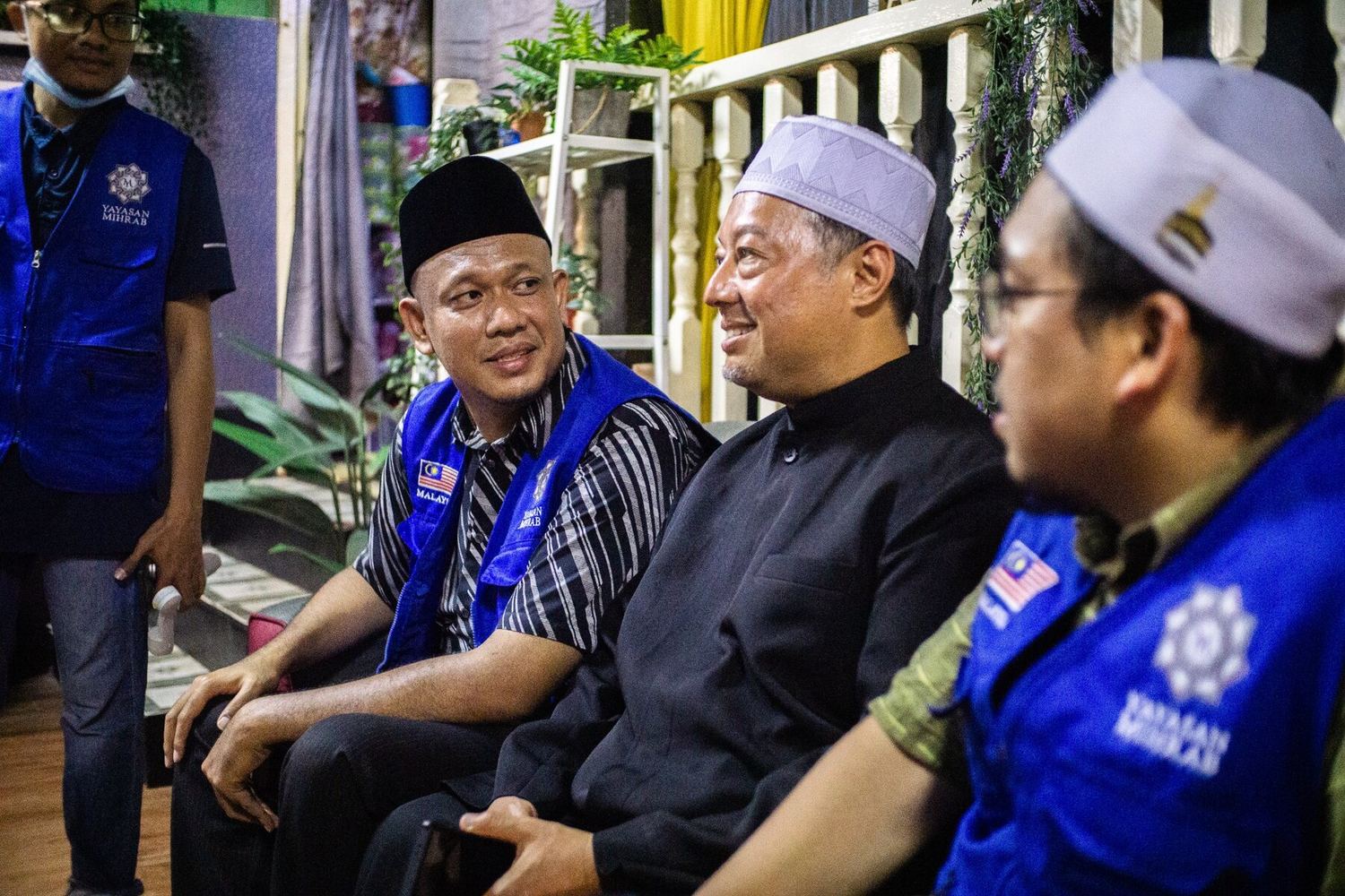 Wakil Yayasan Mihrab bersama komuniti dalam sesi ziarah dan pertemuan.