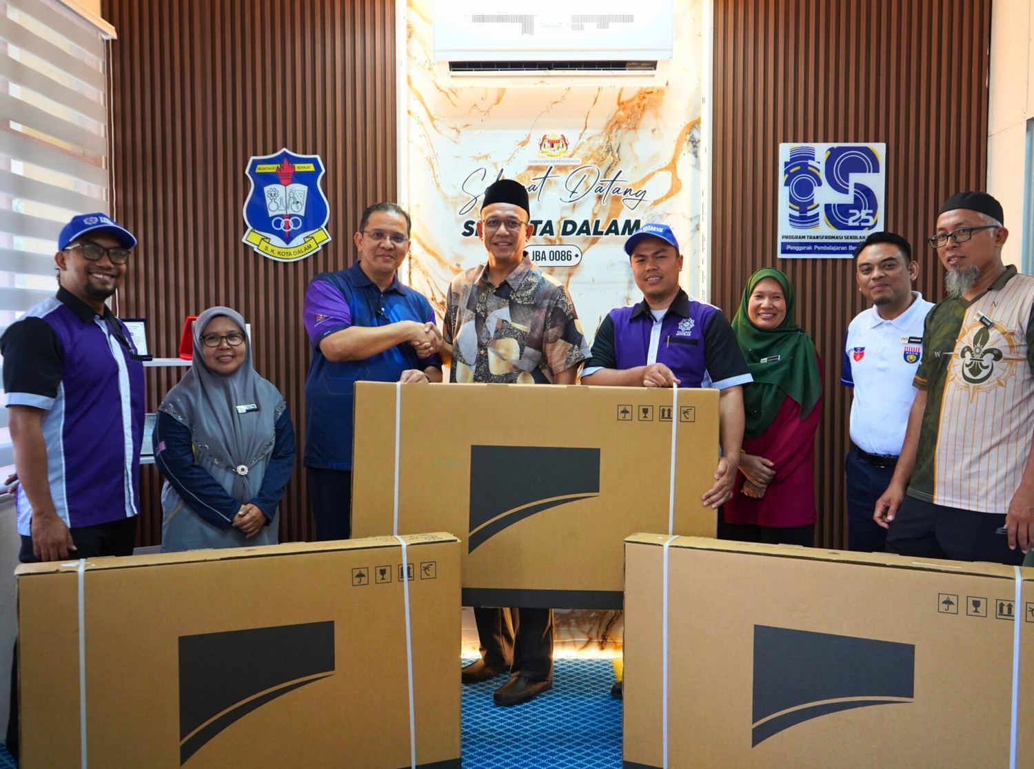 Wakil Yayasan Mihrab bersama pihak sekolah dalam sesi penyerahan sumbangan peralatan.