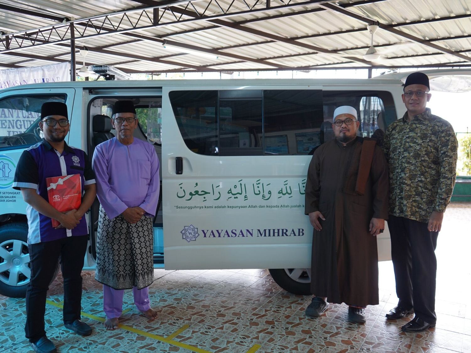 Wakil Yayasan Mihrab bergambar bersama penerima penyerahan van.